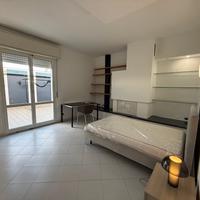 Modena Est: stanza singola arredata con terrazzo