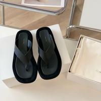 Pantofole nere The Row dal design minimalista