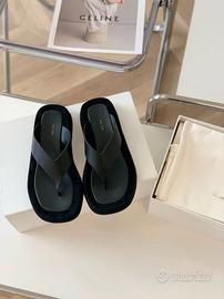 Pantofole nere The Row dal design minimalista