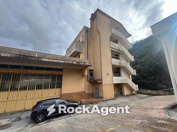Palazzo / Stabile di 610 m² con più di 5 locali a 
