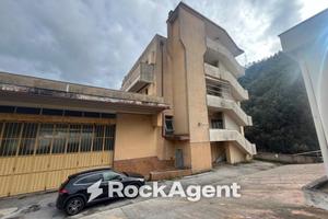 Palazzo / Stabile di 610 m² con più di 5 locali a 