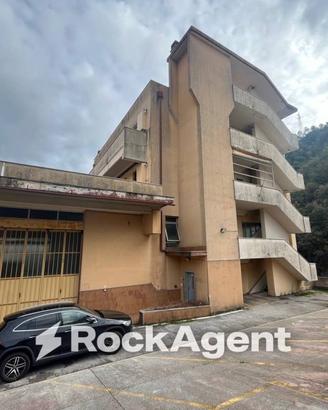 Palazzo / Stabile di 610 m² con più di 5 locali a 