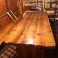 Tavolo con giropanca e mobili da taverna
