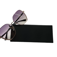 Occhiali da sole con lenti chiare, con custodia