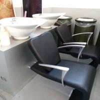 Parrucchiere: 3 poltrone lavatesta e 2 lavandini