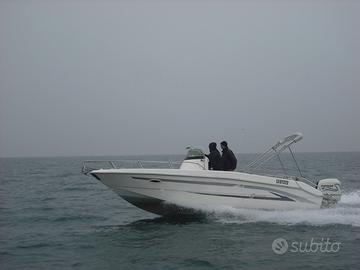 Imbarcazione Romar 700WA con Evinrude ETEC 225