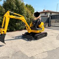 E242 - Escavatore 15 q Komatsu PC15 Carro Allargab