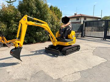 E242 - Escavatore 15 q Komatsu PC15 Carro Allargab