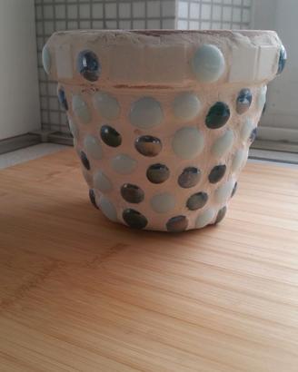 Vaso cotto con decoro mosaico e perle vetro