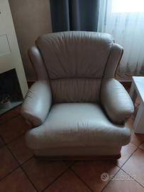 Divano in pelle 3 posti ,2 poltrone e un tavolino 