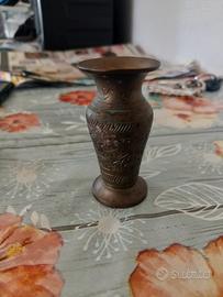 Vaso vintage in ottone inciso a mano