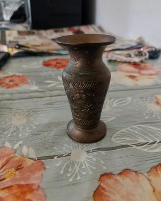 Vaso vintage in ottone inciso a mano
