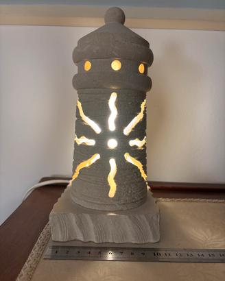 Lampada in tufo a forma di faro