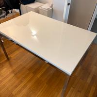 Tavolo in acciaio e piano laccato bianco