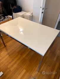 Tavolo in acciaio e piano laccato bianco