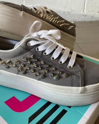 Sneakers Jeffrey Campbell grigie borchie