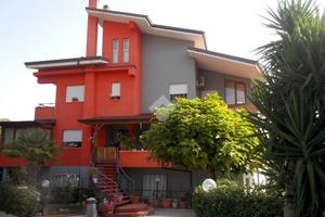 PORZIONE DI BIFAMILIARE A CASTROLIBERO