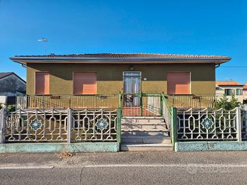 Casa indipendente con ampio giardino e garage
