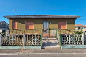 Casa indipendente con ampio giardino e garage
