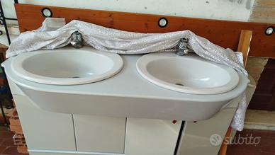 Mobiletto da bagno con lavabo 