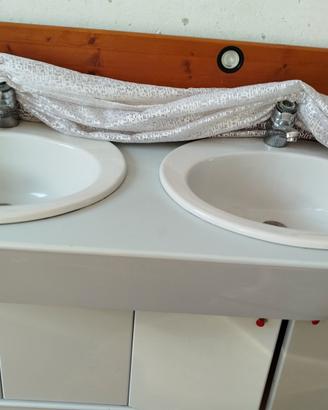 Mobiletto da bagno con lavabo 