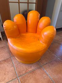 Poltrona a forma di mano