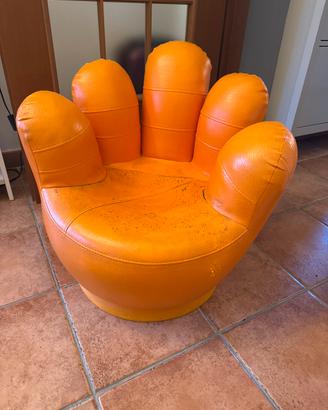 Poltrona a forma di mano
