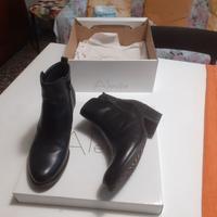 Stivaletti neri con cerniera