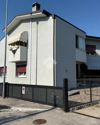 PORZIONE DI BIFAMILIARE A TOMBOLO