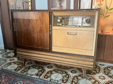 Radio mobile con giradischi