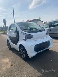 Yoyo XEV bianca mini car auto elettrica anno 2022