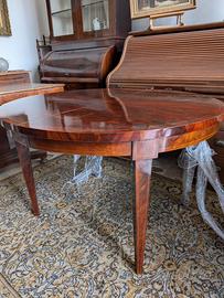 TAVOLO ROTONDO IN PIUMA DI MOGANO ALLUNGABILE