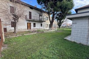 IMMOBILE INDIPENDENTE CON AMPIO GIARDINO E POSSIBI