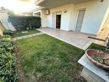 Prima fila mare - piano terra con giardino - box