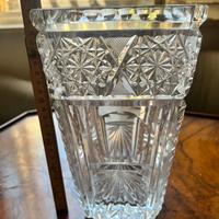 Vaso in cristallo con decorazioni geometriche