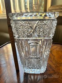 Vaso in cristallo con decorazioni geometriche