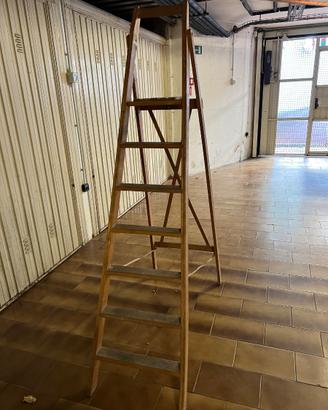 Scala pieghevole in legno a 7 gradini