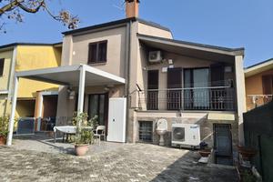 Privato vende villa a schiera