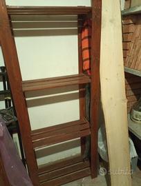 Scaffale marrone in legno