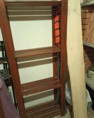 Scaffale marrone in legno