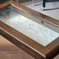 Tavolino con bacheca vetrina