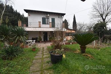 Villa di 331 m² con 4 locali e box auto a Guastall