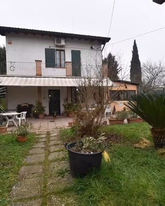 Villa di 331 m² con 4 locali e box auto a Guastall