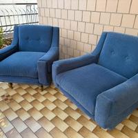 Coppia di poltrone classiche con pouf poggiapiedi