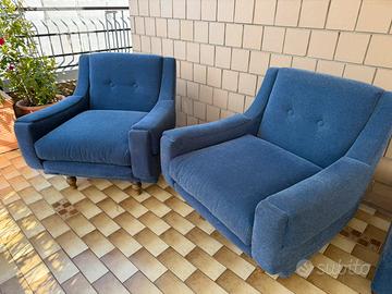 Coppia di poltrone classiche con pouf poggiapiedi