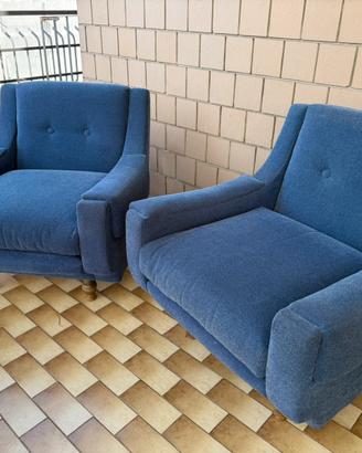 Coppia di poltrone classiche con pouf poggiapiedi