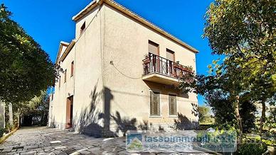 Casa indipendente di 260 m² con più di 5 locali a 