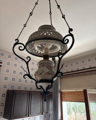 Sospensione in ferro nero e ceramica decorata