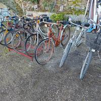 Biciclette di diverse tipologie e modelli