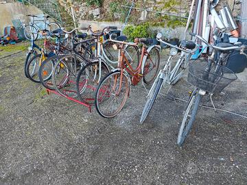 Biciclette di diverse tipologie e modelli